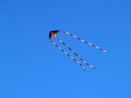 Berkeley, ca, 2007 - colorida kit vôo dentro azul céu foto