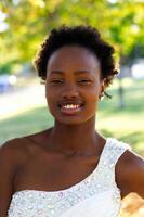 ao ar livre retrato atraente africano americano adolescente mulher foto
