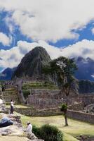 Machu picchu, Peru, 2015 - turista explorando inca ruínas sul América foto