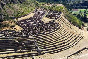 terraço inca Vila ruínas com moderno poder linhas e agricultura foto