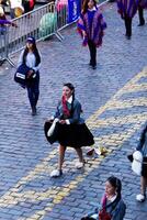 cusco, Peru, 2015 - mulheres dentro parada para inti Raymi sul América foto