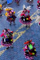 cusco, Peru, 2015 - mulheres dentro tradicional traje dançando inti Raymi festival foto