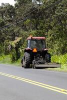 olá, oi, 2011 - trator puxar gramado cortador de grama anexo estrada lado foto