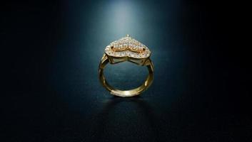 anel feminino de padrão de amor foto