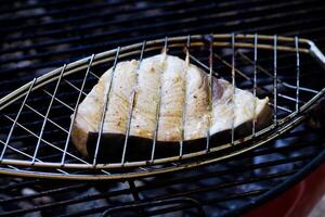 peixe-espada bife cozinhando em ao ar livre grade churrasco foto