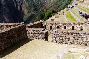 Machu picchu, Peru, 2015 - inca pedra parede ruínas e turista sul América foto