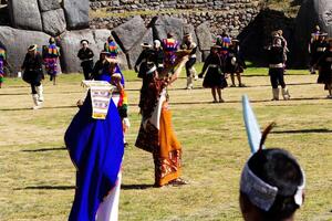 cusco, Peru, 2015 - homens e mulheres dentro tradicional traje para int Raymi festival sul América foto