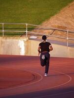 carmichael, ca, 2007 - jovem africano americano mulher corrida em rastrear foto