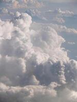 torres do branco e cinzento cumulus cluds dentro azul céu foto