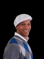 sorridente bonito africano americano homem dentro cinzento suéter branco chapéu foto