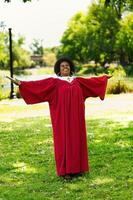 meia idade africano americano mulher dentro Igreja vestes braços espalhar foto