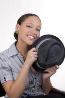 jovem misturado étnico mulher retrato com chapéu foto