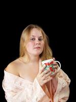 jovem roliço mulher dentro roupão com café copo foto