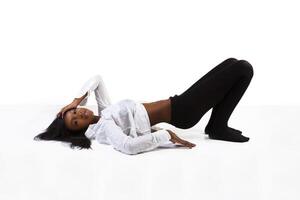 jovem africano americano mulher reclinável em chão foto