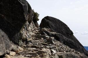 pedra Escadaria esculpido para dentro granito Rocha trilha foto