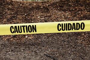 amarelo Cuidado cuidado fita em lado do estrada foto