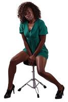 africano americano mulher sentado curto vestir foto