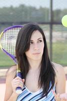 jovem hispânico adolescente menina tênis raquete e bola foto