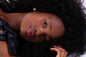 fechar-se reclinável retrato africano americano adolescente menina foto
