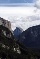 distante Visão do metade cúpula yosemite nacional parque foto