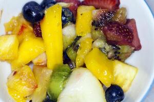 fechar-se do misturado fruta salada dentro tigela foto