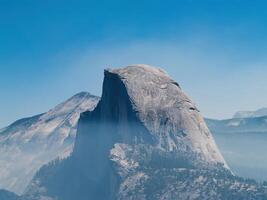 metade cúpula dentro yosemite nacional parque Califórnia com fumaça foto