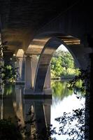 arco e apoia lado de baixo do ponte através rio Califórnia foto