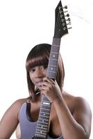 jovem africano americano mulher sem camisa segurando guitarra foto