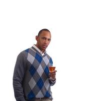jovem Preto homem dentro suéter com vinho vidro foto