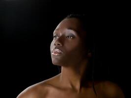 retrato do africano americano mulher em Sombrio fundo foto
