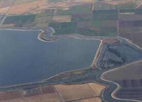 aéreo Visão do agrícola Campos via fluvial estradas foto