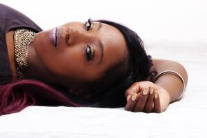 reclinável retrato atraente africano americano mulher foto