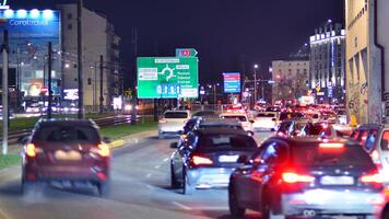 Varsóvia, Polônia. 6 marcha 2024. noite dentro Varsóvia cidade Centro. movimento borrado carro tráfego. luzes e iluminação towarowa rua. foto