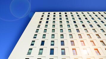 Visão do uma branco moderno apartamento prédio. perfeito simetria com azul céu. geométrico arquitetura detalhe moderno concreto estrutura prédio. abstrato concreto arquitetura. foto