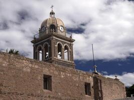 Loreto velho missão em ensolarado dia Baja Califórnia sur México foto