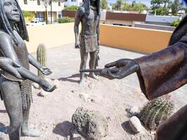 uma escultura do padre Juan maria de salvatierra e cochimies dentro a público quadrado do loreto, Baja Califórnia sur, México foto