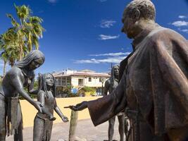 uma escultura do padre Juan maria de salvatierra e cochimies dentro a público quadrado do loreto, Baja Califórnia sur, México foto