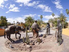 uma escultura do padre Juan maria de salvatierra e cochimies dentro a público quadrado do loreto, Baja Califórnia sur, México foto