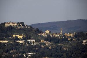 Florença aéreo Visão paisagem urbana a partir de giotto torre detalhe perto catedral santa maria dei Fiori, Brunelleschi cúpula Itália foto