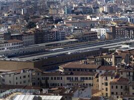 estrada de ferro estação santa maria del fiore Florença aéreo Visão paisagem urbana a partir de giotto torre detalhe perto catedral santa maria dei Fiori, Brunelleschi cúpula Itália foto