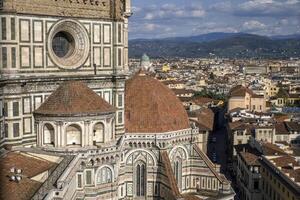 Florença aéreo Visão paisagem urbana a partir de giotto torre detalhe perto catedral santa maria dei Fiori, Brunelleschi cúpula Itália foto