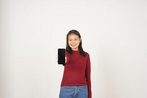 jovem ásia mulher dentro vermelho camiseta sorridente e mostrando em branco tela isolado em branco fundo foto