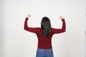 jovem ásia mulher dentro vermelho camiseta mostrando Forte braços, emancipação do mulheres conceito isolado em branco fundo foto