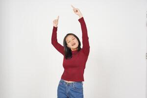 jovem ásia mulher dentro vermelho camiseta somente dança isolado em branco fundo foto