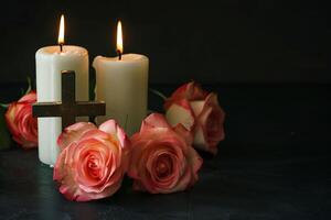 ai gerado uma Cruz é adornado com velas e híbrido chá rosas, exibido em uma mesa foto