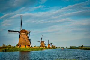 moinhos de vento às kinderdijk dentro Holanda. Países Baixos foto