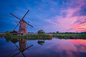 moinhos de vento às kinderdijk dentro Holanda. Países Baixos foto