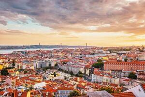 pôr do sol Visão do Lisboa a partir de miradouro da senhora Faz monte ponto de vista. Lisboa, Portugal foto