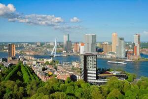 Visão do Rotterdam cidade e a borracha ponte foto