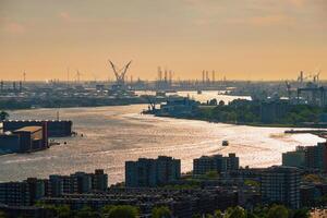 Visão do Rotterdam porta e novo mas rio foto